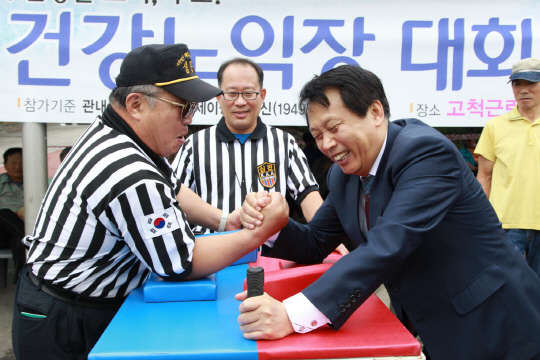 구로구가 구로건강노익장 대회를 개최한다. 구로구는 "어르신들의 건강 증진과 여가 지원을 위해 어르신들이 주인공인 이색행사 '구로 건강노익장 대회'를 마련한다"고 24일 밝혔다. '구로 건강노익장 대회'는 '나이 많은 아홉 명의 어르신이 장수했다'라는 구로(九老)구 지명의 의미를 살려 관내 어르신들이 즐겁게 참여할 수 있는 문화·체육활동의 장을 만들어 보자는 취지로 추진된다. 올해가 2회째다.  구로구 제공